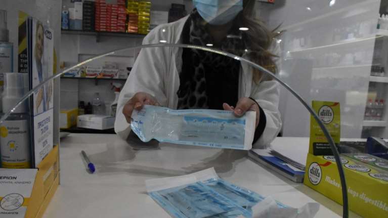 Self test στα σχολεία: Τι αλλάζει στη διανομή τους - Από την Τετάρτη έως το Σάββατο "προκαταβολικά" δύο τεμάχια