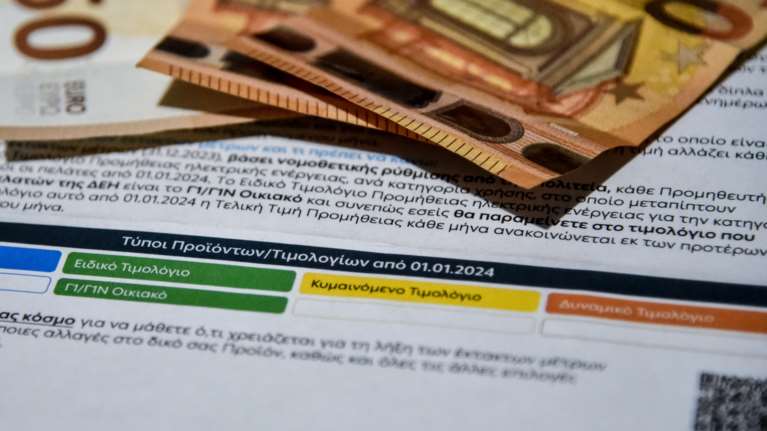 Το δίλημμα για μπλε ή πράσινο τιμολόγιο ρεύματος μετά την πτώση των τιμών - Ποιο συμφέρει τελικά