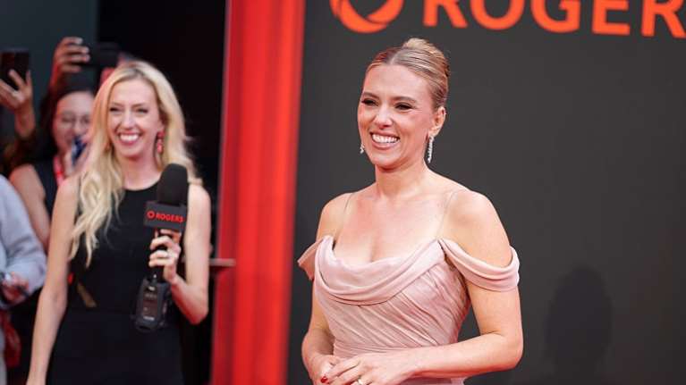 Σκάρλετ Γιόχανσον: Εκθαμβωτική με μάξι δημιουργία Valentino και διαμαντένια κοσμήματα - Τα τατουάζ τράβηξαν τα βλέμματα