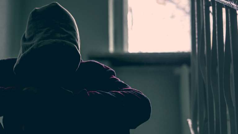 &quot;Μαμά, με βίαζαν κάθε βράδυ 5 άτομα στο κελί - Ο ένας τελείωνε, ο άλλος ξεκινούσε&quot; - Βίντεο σοκ με 17χρονο στο Ηράκλειο