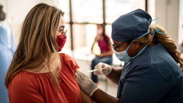 Κορονοϊός: Πόσο προστατεύει η τέταρτη δόση και μέχρι πότε κρατάει η προστασία - Νέα έρευνα