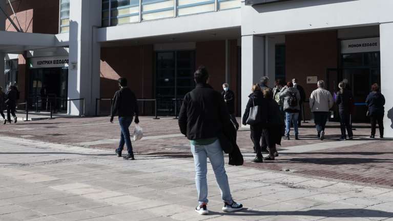 Τρέχουν να εμβολιαστούν οι 60άρηδες: Πάνω από 15.000 ραντεβού καθημερινά - Τι δείχνουν τα στοιχεία