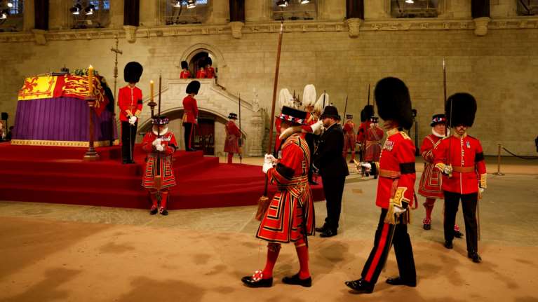 Γουέστμινστερ: Λιποθύμησε ξαδέρφη της βασίλισσας Ελισάβετ την ώρα που το φέρετρο έμπαινε στην αίθουσα [εικόνες-βίντεο]