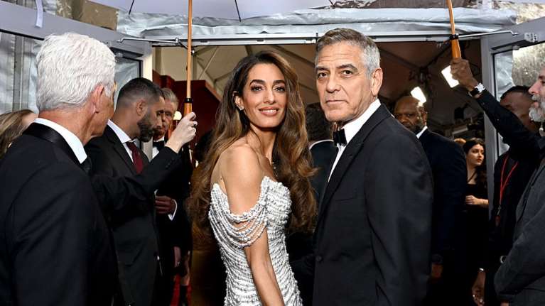 Με αμέτρητες πέρλες η Αμάλ Κλούνεϊ στη νέα της εμφάνιση - Στο πλευρό του Τζορτζ Κλούνεϊ