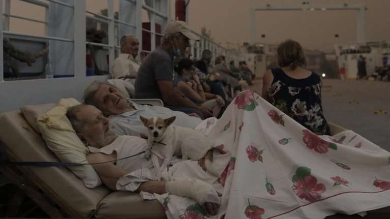 Φωτιά στην Εύβοια: Συγκινεί η φωτογραφία των ηλικιωμένων πυρόπληκτων πάνω στο φέρι μποτ [εικόνα]