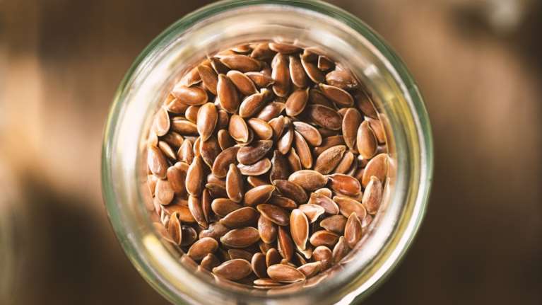 Για απώλεια βάρους, για υγεία των μαλλιών/δέρματος: Οι καλύτεροι τρόποι να καταναλώσεις τον λιναρόσπορο