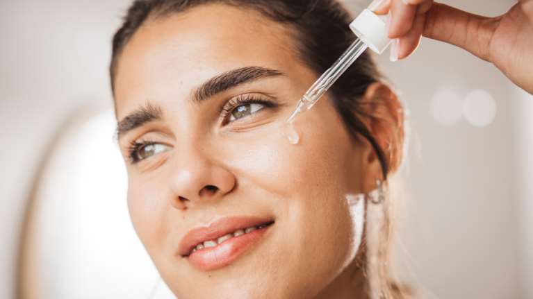 Αυτό το οικονομικό προϊόν έχει γίvει viral γιατί χαρίζει εφέ botox