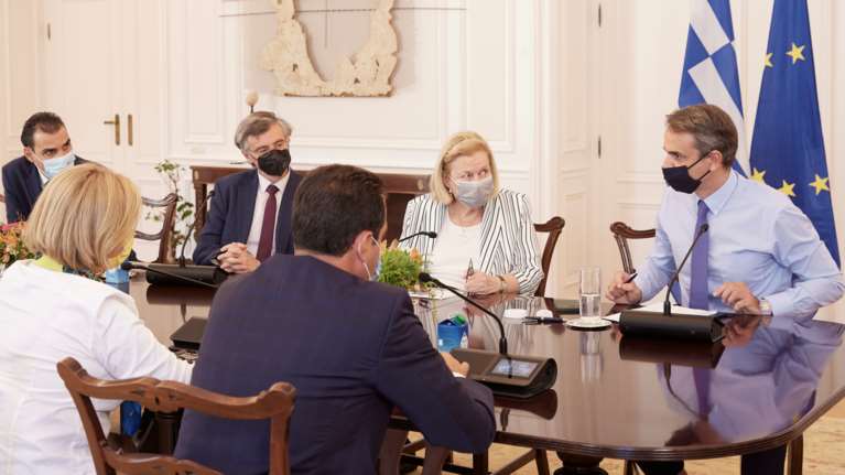 Εμβολιασμός των παιδιών πλέον και από τους παιδιάτρους στα ιατρεία τους- Τι είπαν στη σύσκεψη Μητσοτάκης, Τσιόδρας