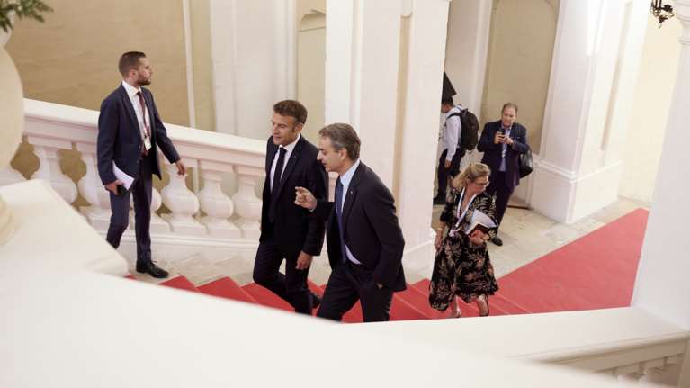 Μάλτα: Συνάντηση Μητσοτάκη με Μακρόν - Μητσοτάκης: Θα συνεχίσουμε να προστατεύουμε τα σύνορά μας