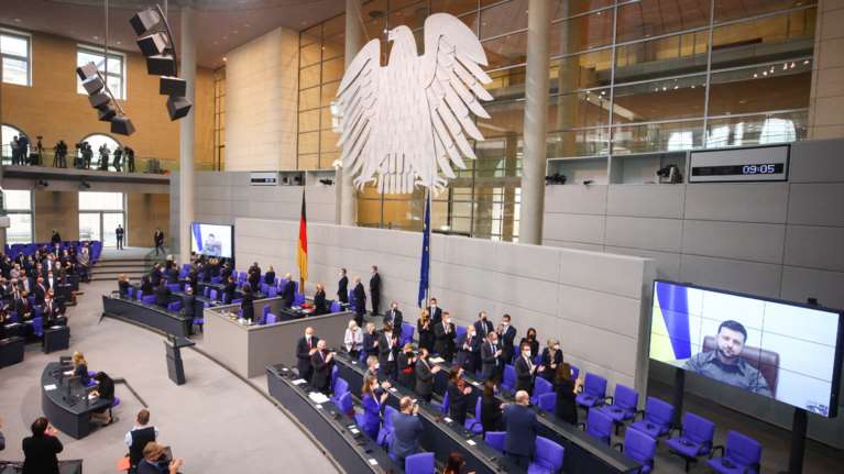 Ζελένσκι στη γερμανική Βουλή: Γκρεμίστε αυτό το τείχος που χτίζει ο Πούτιν στην Ευρώπη