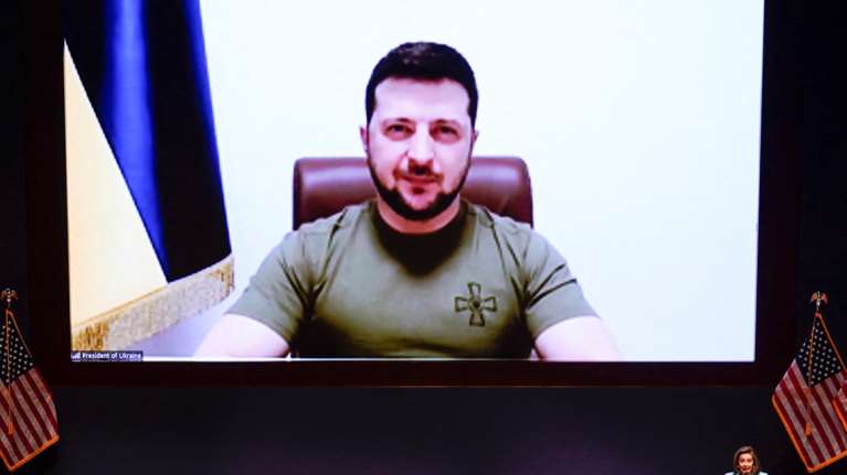 Ζελένσκι: Ξεπουλάει στο διαδίκτυο το εμβληματικό μπλουζάκι του Ουκρανού προέδρου - Πόσο κοστίζει