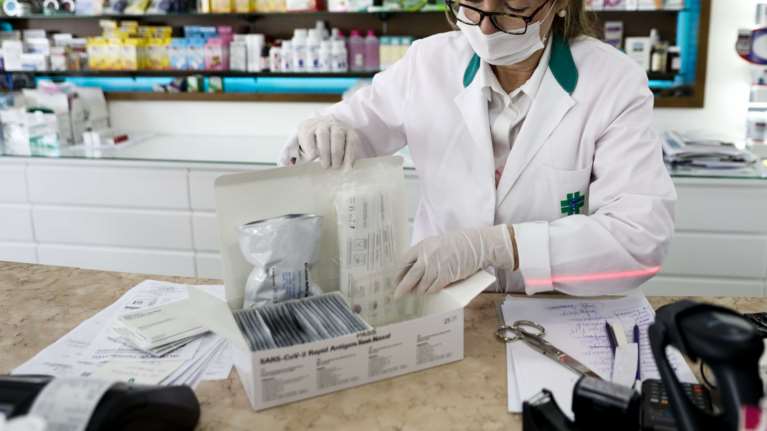 Self Τests: Συνεχίζεται η διάθεση από τα φαρμακεία -  Ανοικτό τι θα αποφασίσουν οι φαρμακοποιοί Αττικής και Αχαΐας