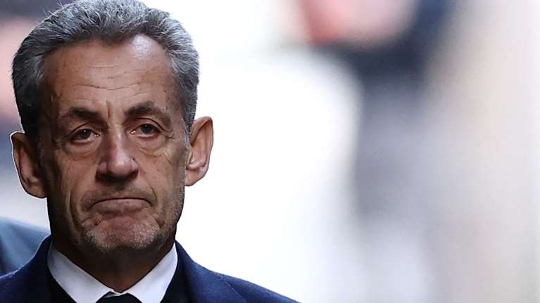 Η πρώτη νύχτα Σαρκοζί στο κελί: "Ουρλιαχτά" από τους συγκρατούμενους και 24ωρη προστασία από δύο αστυνομικούς