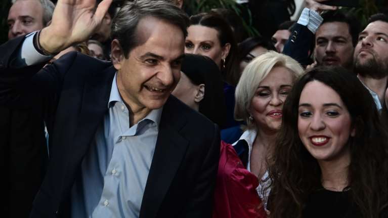 Μπέσυ Αργυράκη: Στη συγκέντρωση του Μητσοτάκη στη Γλυφάδα η τραγουδίστρια, ντυμένη στα μπλε [εικόνες]