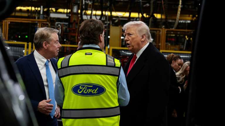 Ασεμνη χειρονομία του Τραμπ σε εργάτη μπροστά στις κάμερες - Επειδή τον αποκάλεσε "προστάτη παιδεραστών" [βίντεο]