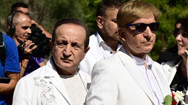 Αποχαιρετισμός στη Μαίρη Χρονοπούλου: Κατέρρευσε ο Μάκης Δελαπόρτας πριν ανοίξει το φέρετρο [βίντεο]