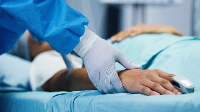 Ανησυχία για την έξαρση της μηνιγγίτιδας σε μικρές ηλικίες - Φόβοι για υψηλή μεταδοτικότητα λόγω των τριημέρων