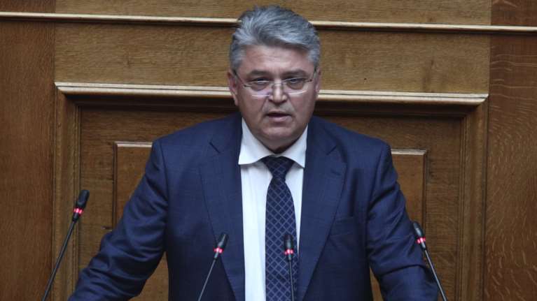 Σχολεία: Ο Δημήτρης Νατσιός ζήτησε να επιστρέψουν οι μαθητικές στολές, η έπαρση της σημαίας και ο εθνικός ύμνος