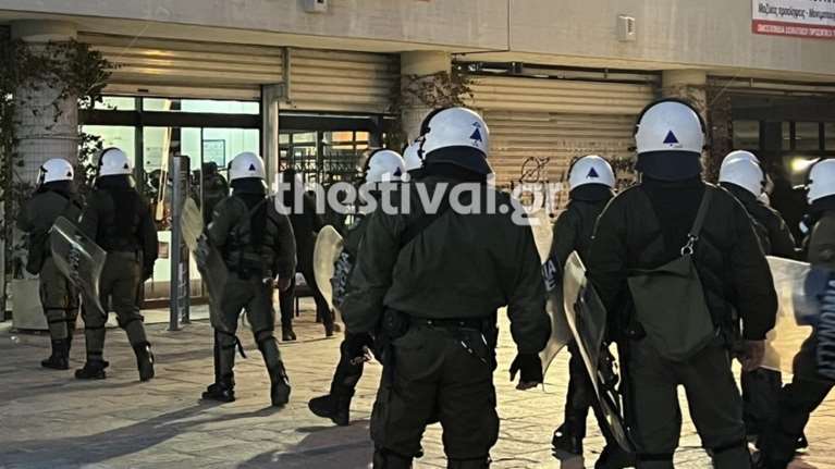 ΑΠΘ: ΜΑΤ και ΕΚΑΜ εκκένωσαν την πρυτανεία από τους καταληψίες - Μπήκαν από το υπόγειο πάρκινγκ [βίντεο]