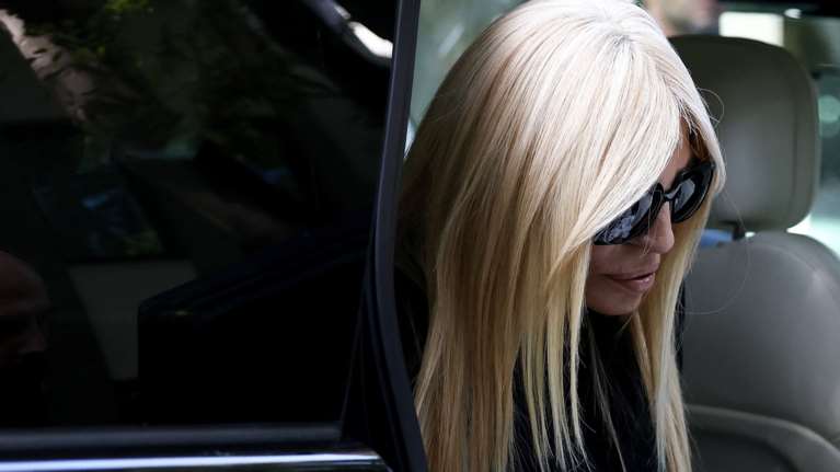 Τζόρτζιο Αρμάνι: Η Ντονατέλα Βερσάτσε στο τελευταίο αντίο στον &quot;αυτοκράτορα της κομψότητας&quot; [εικόνες]