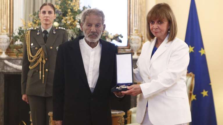 Ύψιστη τιμή στον Σταύρο Ξαρχάκο από την ΠτΔ: Του απένειμε το παράσημο του Ανώτερου Ταξιάρχη Τάγματος της Τιμής