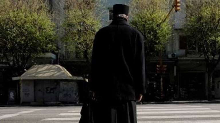 Ανησυχία στην Εκκλησία με τους &quot;ψεκασμένους&quot; ιερείς: Αντιεμβολιαστές με χιλιάδες ακολούθους στα social media [Βίντεο]