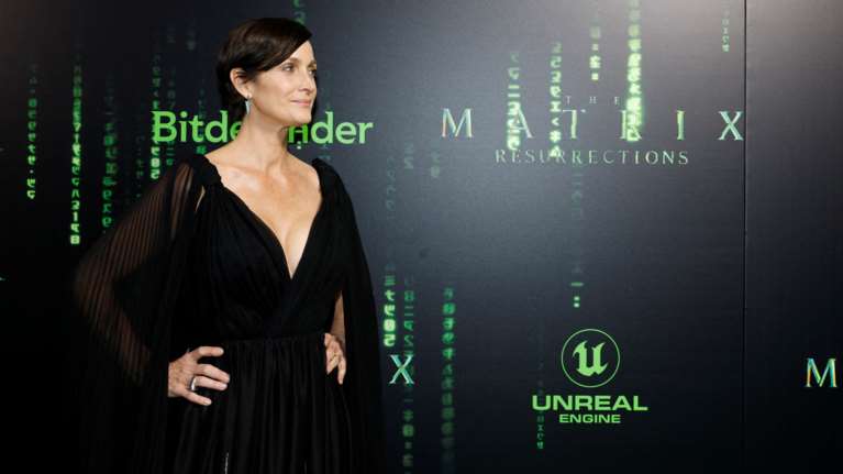 Κάρι Αν Μος: Η πρωταγωνίστρια του Matrix φόρεσε το πιο... Matrix φόρεμα στο κόκκινο χαλί