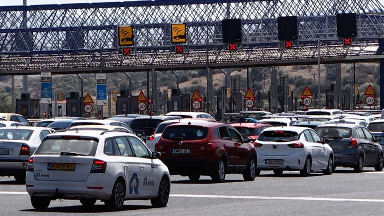 Κατά κύματα η επιστροφή των εκδρομέων στην Αθήνα - Αυξάνεται η κίνηση - Ερημο το κέντρο, γεμάτες οι παραλίες