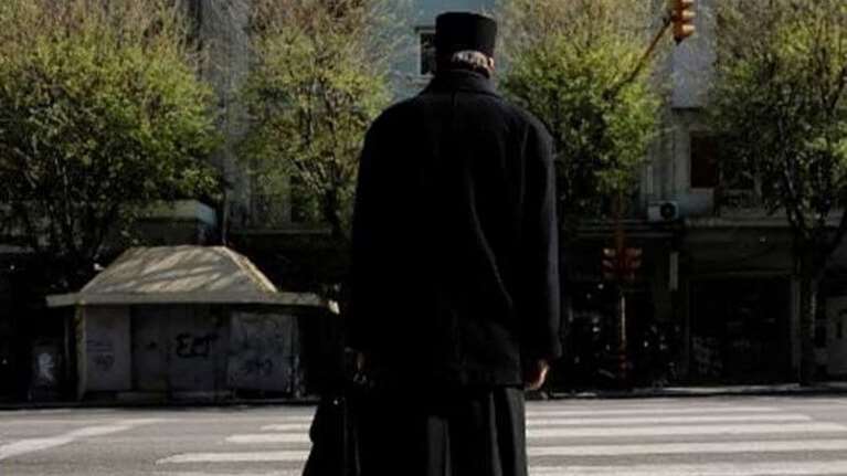 Σάλος με αθεόφοβο ιερέα στην Κρήτη: Της έλεγε ότι ήταν δημοτικός υπάλληλος, αλλά ήταν... παπάς και παντρεμένος
