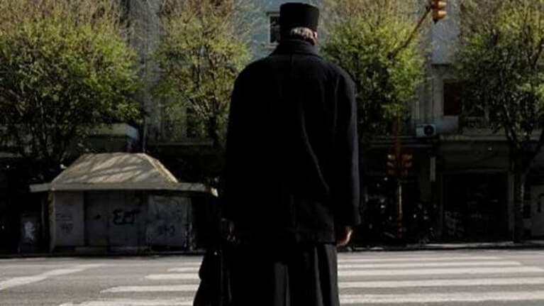 Καλλιθέα: Καταγγελία για χυδαία επίθεση ιερέα σε τρανς γυναίκα - Την έδιωξε από συσσίτιο