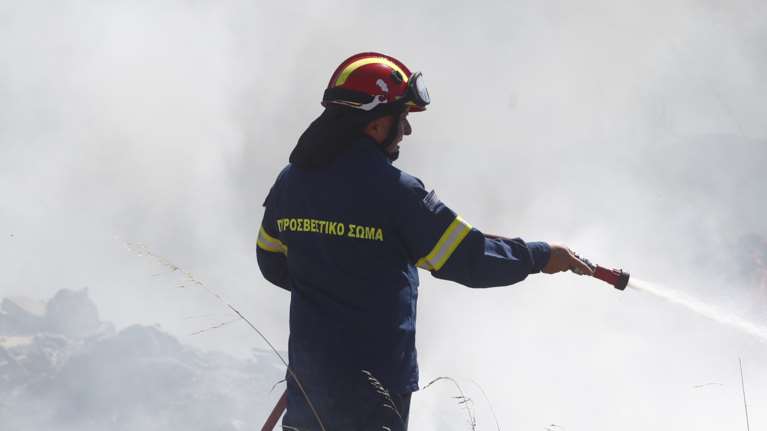 Φωτιά σε οικόπεδο στην Κερατέα – Στο σημείο ισχυρές δυνάμεις της πυροσβεστικής