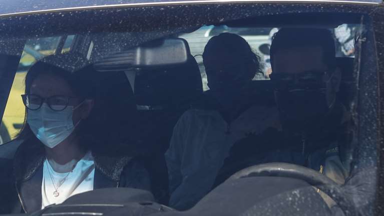 Κολωνός: "Το κτήνος κατέστρεψε το παιδί μου" - Τι λέει η μητέρα της 12χρονης για τα χρήματα που πήρε από τη σύζυγο του Μίχου