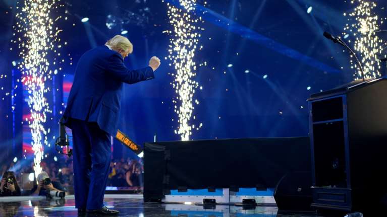 Ο πλανήτης υποδέχεται το 2025 λίγο πριν τη θορυβώδη επιστροφή του Ντόναλντ Τραμπ - Το βλέμμα σε Μέση Ανατολή και Ουκρανία