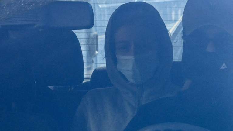 Κολωνός: Διαψεύδει η φαρμακοποιός τη μητέρα - &#39;&#39;Δεν άφηνε ο Μίχος εδώ φακελάκια με χρήματα&#39;&#39; [βίντεο]