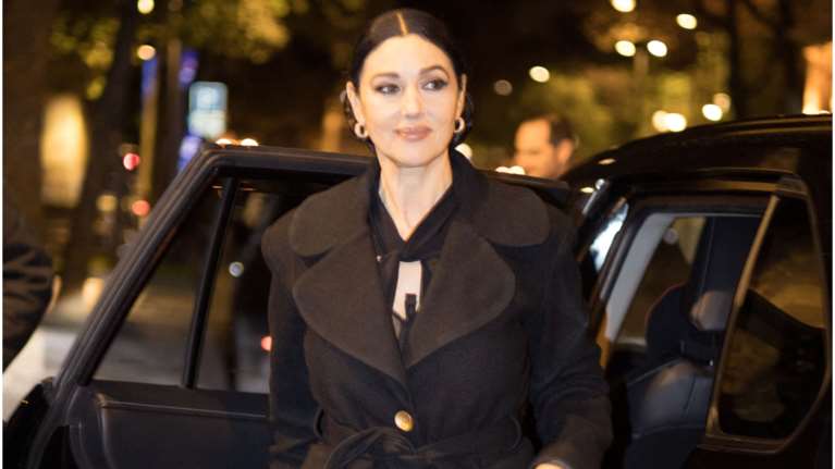 Μόνικα Μπελούτσι: Μια πανέμορφη Ιταλίδα στο Παρίσι - Η total black εμφάνιση με παλτό Vassilios Kostetsos