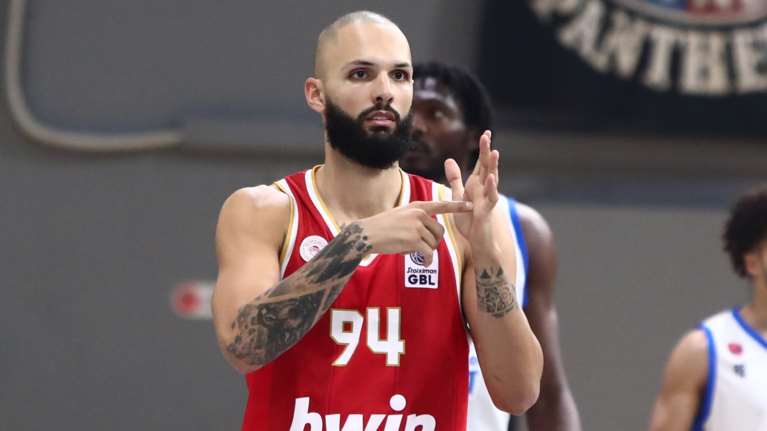 Εβάν Φουρνιέ: Ο Γάλλος σταρ του Ολυμπιακού μετά το σουβλάκι ανακάλυψε και τη φέτα - &quot;Είναι απίστευτη&quot;