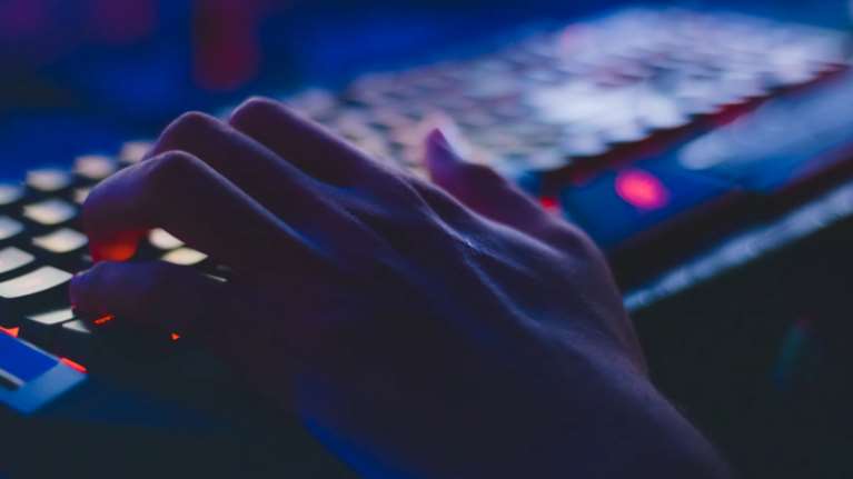 ΕΛΑΣ: Συνελήφθη 37χρονος χρήστης του Twitter - &quot;Να πάρουμε τα όπλα και να τα κάψουμε όλα&quot; έγραφε σε αναρτήσεις του