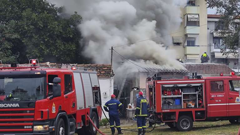 Φωτιά σε διαμέρισμα στην Αγία Παρασκευή - Επιχειρεί μεγάλη δύναμη της Πυροσβεστικής