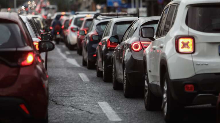 Μποτιλιάρισμα στους δρόμους της Αθήνας - Ουρές χιλιομέτρων στην Εθνική οδό στο ρεύμα προς Λαμία