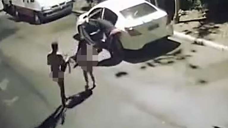 Βραζιλία: Τρόμος για ζευγάρι - Τους πέταξαν γυμνούς έξω από το αυτοκίνητο την ώρα που έκαναν σεξ [Βίντεο]