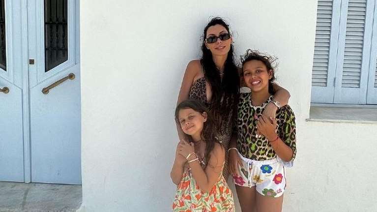 Ιωάννα Μπούκη: Σπάνιες φωτογραφίες με τις κόρες της - Διακοπές στην Άνδρο