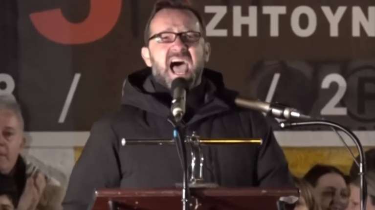 Τέμπη: Η ανατριχιαστική κραυγή του πατέρα των διδύμων – &quot;Χρύσα, Θώμη, Αναστασία, μου λείπετε&quot; [βίντεο]