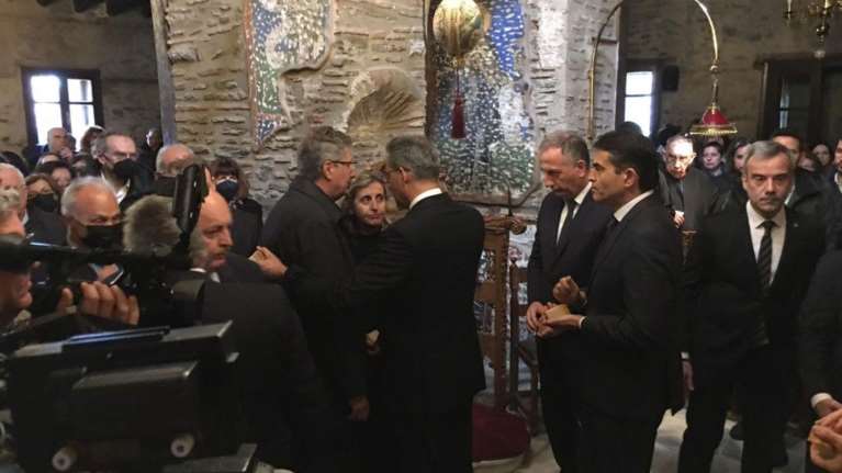 Συγκίνηση στη Θεσσαλονίκη: Επιμνημόσυνη δέηση για τους φοιτητές του ΑΠΘ που σκοτώθηκαν στα Τέμπη [εικόνες]