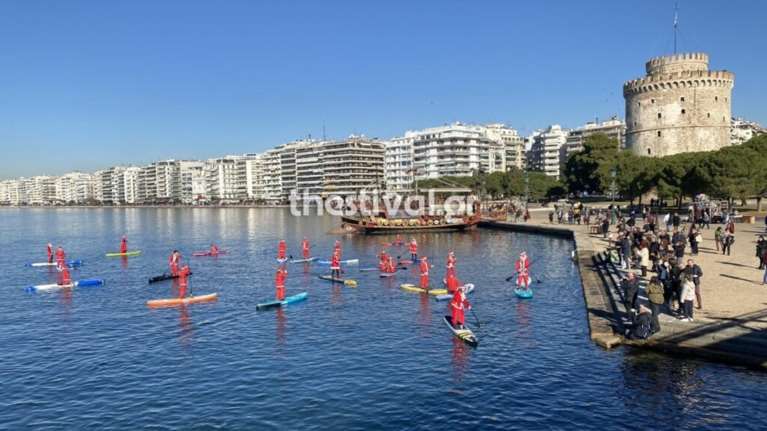 Θεσσαλονίκη: Άγιοι Βασίληδες έκαναν &quot;απόβαση&quot; στον Λευκό Πύργο με SUP [εικόνες, βίντεο]