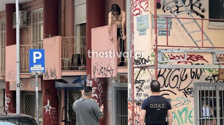 Συναγερμός στη Θεσσαλονίκη: Αυτός είναι ο 50χρονος που ταμπουρώθηκε στο σπίτι του αφού κυνήγησε με μαχαίρι 17χρονο