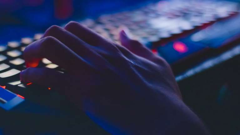 Τηλεκπαίδευση: Εξωσχολικοί χάκερ εισβάλλουν στα μαθήματα- Τι οδηγία δίνει το υπουργείο