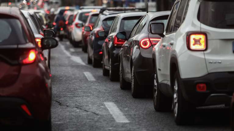 Ουρές χιλιομέτρων στον Κηφισό - Στο &quot;κόκκινο&quot; το κέντρο και η Αττική Οδός, απεργούν τα ταξί - Live η κίνηση