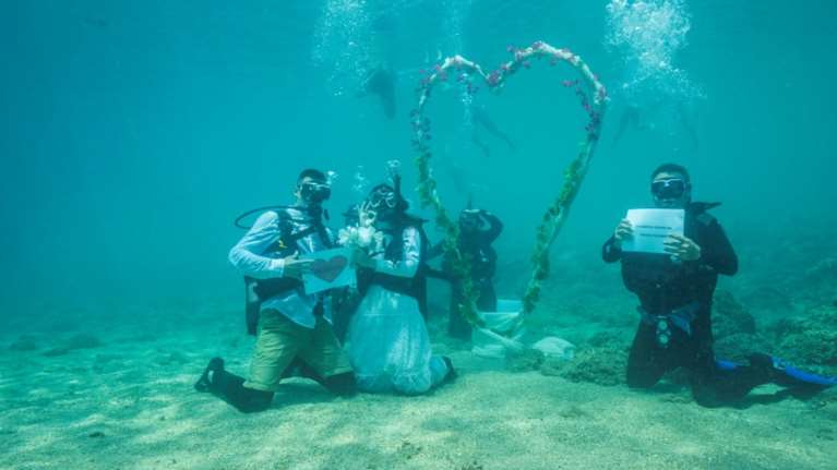 Αλόννησος: Εντυπωσιακοί υποβρύχιοι γάμοι και φωτογραφίσεις - Μοναδική εμπειρία με μηδαμινά κόστη [εικόνες]