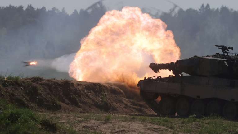 Όλοι εναντίον Σολτς για να δώσει άρματα Leopard στην Ουκρανία