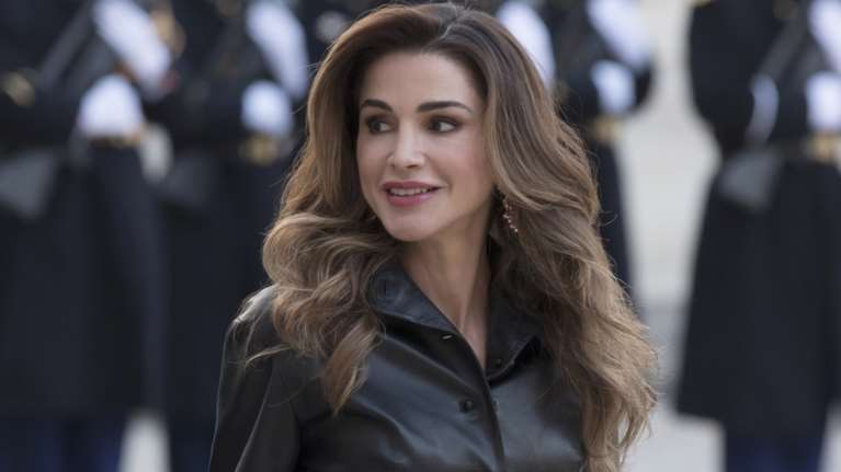 Βασίλισσα του γκρι η Ράνια: Στον Λευκό Οίκο με κοστούμι Αlexander McQueen και σύνολο Dior σε γκρι και μαύρο